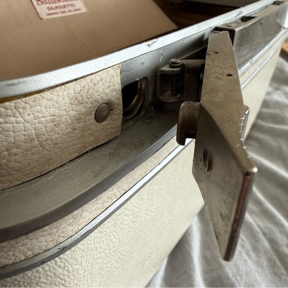 Vintage Samsonite Silhouette Train Case Cream Color w/Keys (8.5"H x 14.5"L x7"W) - Picture 14 of 15